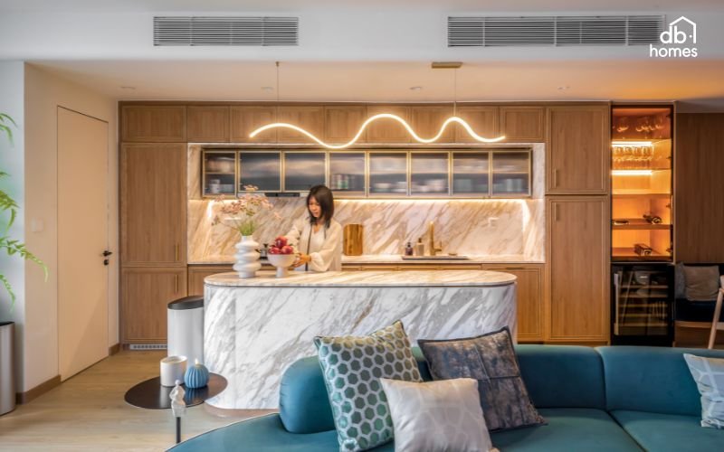 Phòng bếp tại Diamond Island kết hợp tủ bếp gỗ trầm và mặt bàn đá tự nhiên