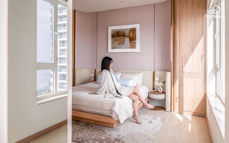 Cửa kính lớn mở ra ban công xanh mát và ánh sáng tự nhiên tràn ngập