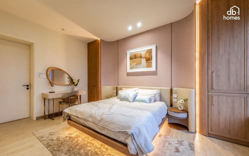 Giường bọc da, chăn ga trung tính và sofa thư giãn, tạo không gian lý tưởng để thư giãn