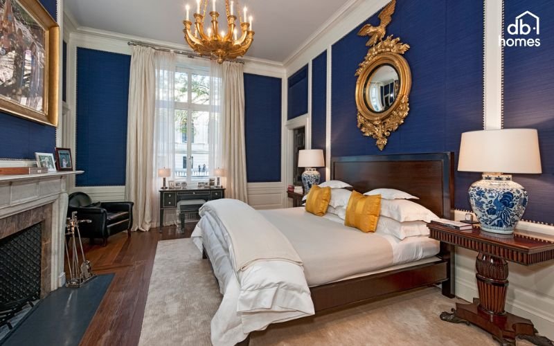 Điểm nhấn của phòng ngủ xanh nước biển theo phong cách tân cổ điển là các chi tiết màu vàng ánh kim