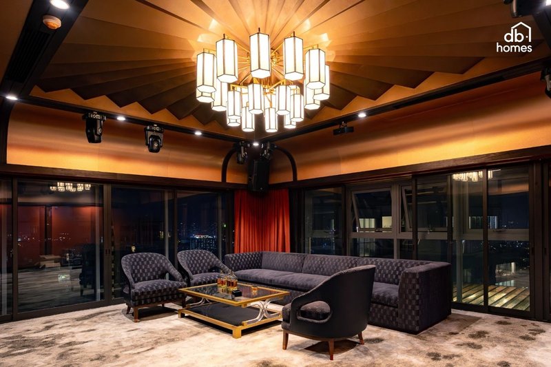 Thi công nội thất phòng khách sử dụng gương và kính giúp tăng cường ánh sáng và cơi nới không gian