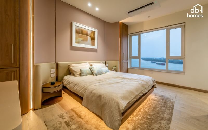 Cửa sổ kính rộng và rèm cửa hai lớp giúp tận dụng ánh sáng tự nhiên và điều chỉnh ánh sáng hiệu quả