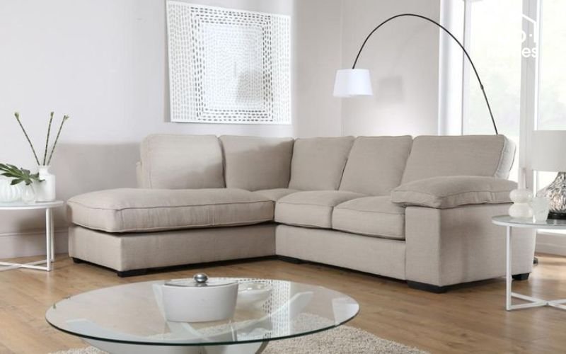 Ưu tiên các mẫu sofa góc chữ L hoặc sofa băng do thiết kế nhỏ gọn, dễ sắp xếp