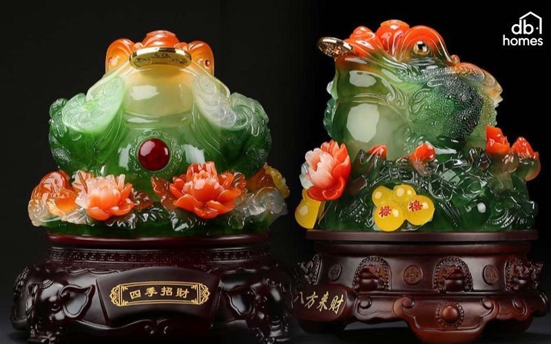 Sử dụng vật phẩm phong thủy như cóc ngậm tiền trong phòng khách cũng giúp thu hút tài lộc và may mắn