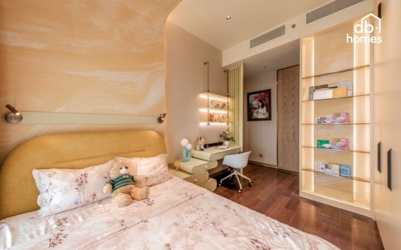 Bố trí không gian khoa học với kệ treo tường, bàn làm việc gấp gọn và tận dụng góc trống để lưu trữ đồ đạc