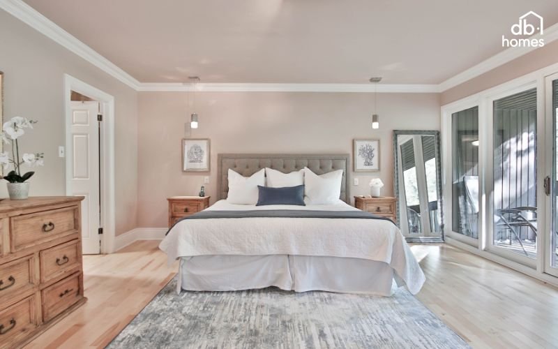 Gam màu trung tính giúp phòng ngủ master trở nên nhẹ nhàng, hài hòa và dễ dàng phối hợp nội thất