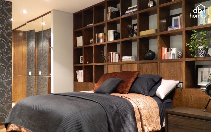 Hệ thống lưu trữ thông minh giúp phòng ngủ master luôn gọn gàng, rộng rãi và tiện nghi