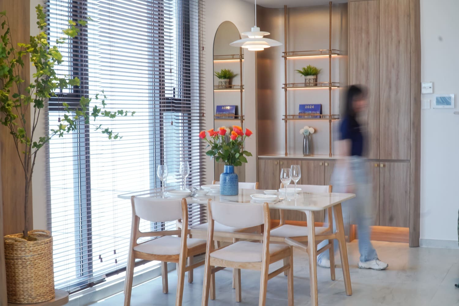 Để tối đa hóa diện tích và mang lại sức sống cho không gian căn hộ, DBHOMES đã tinh tế sử dụng nội thất tối giản và cây xanh.