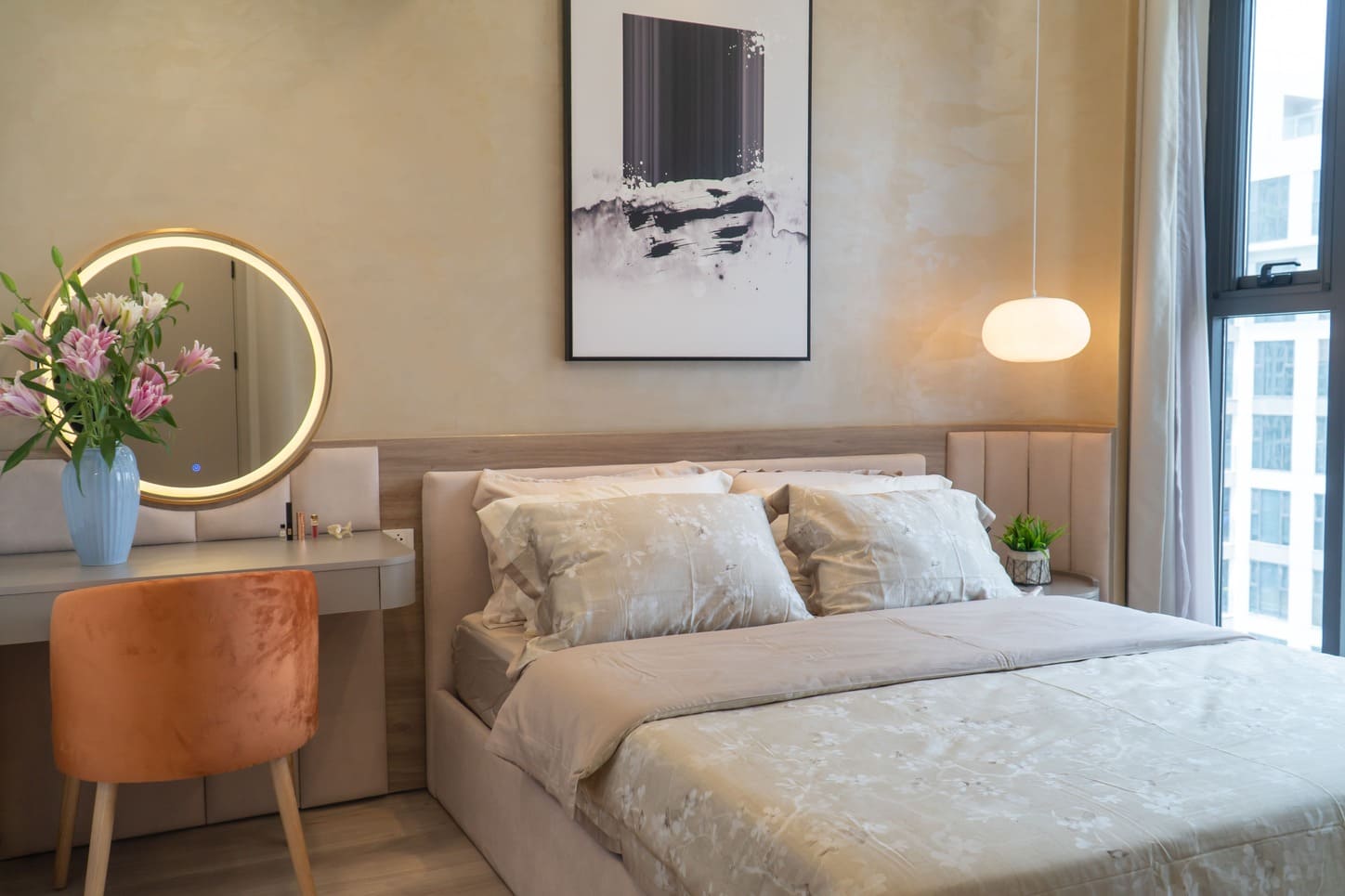 Để tối đa hóa diện tích và mang lại sức sống cho không gian căn hộ, DBHOMES đã tinh tế sử dụng nội thất tối giản và cây xanh.