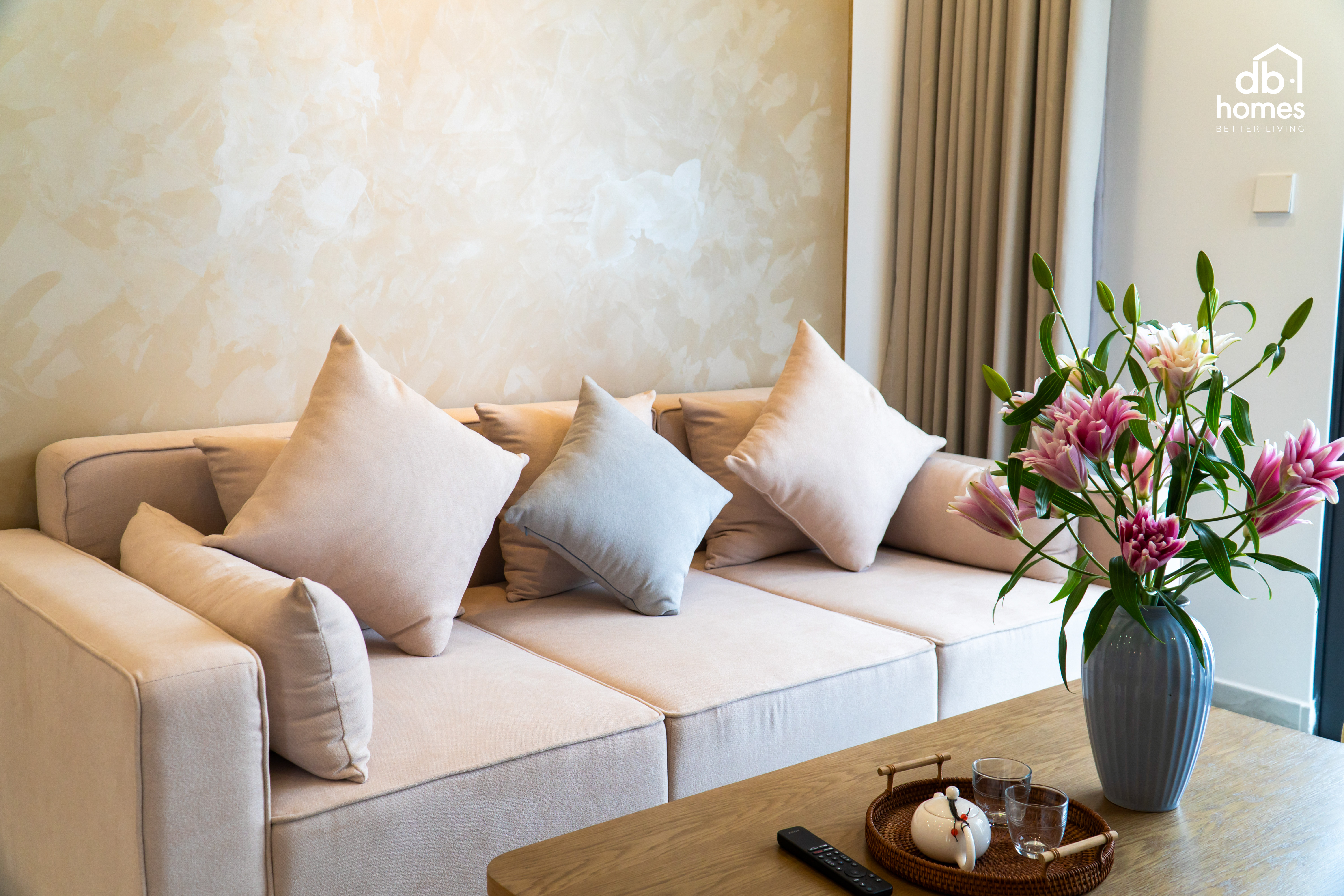 Phòng khách với sắc gỗ ấm mang năng lượng và cảm giác thư giãn.