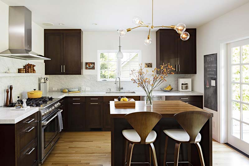 Phòng bếp không chỉ là một nơi để nấu nướng, nó còn là trái tim của ngôi nhà. Hãy xem ảnh về thiết kế nội thất phòng bếp này để khám phá sự pha trộn của sự tiện nghi và đẹp mắt.